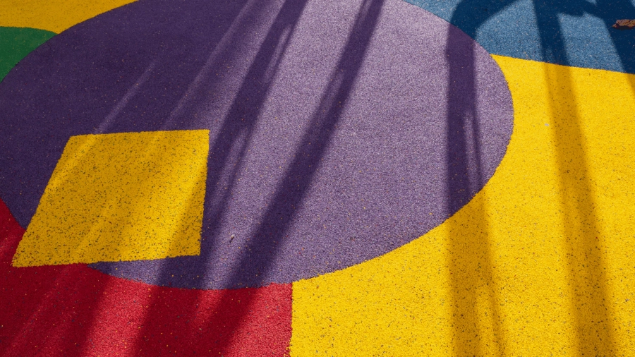 Réaménagement de la cour et structures de jeux