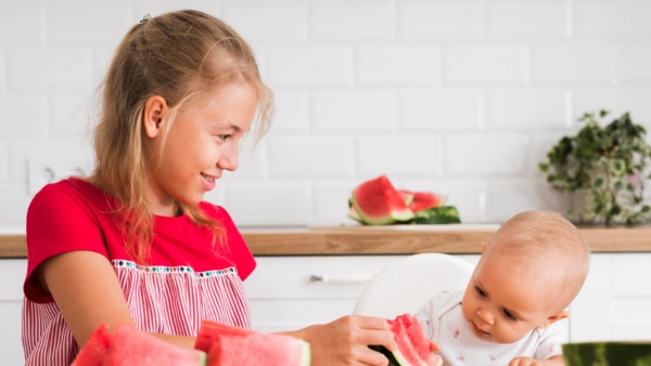 Quand le bébé découvre le monde à pleines mains (et à pleine bouche) !